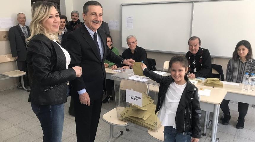 Başkan Ataç eşi ve kızı ile birlikte sandık başına gitti