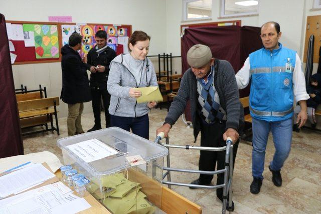 Ambulansla sandık başına gittiler