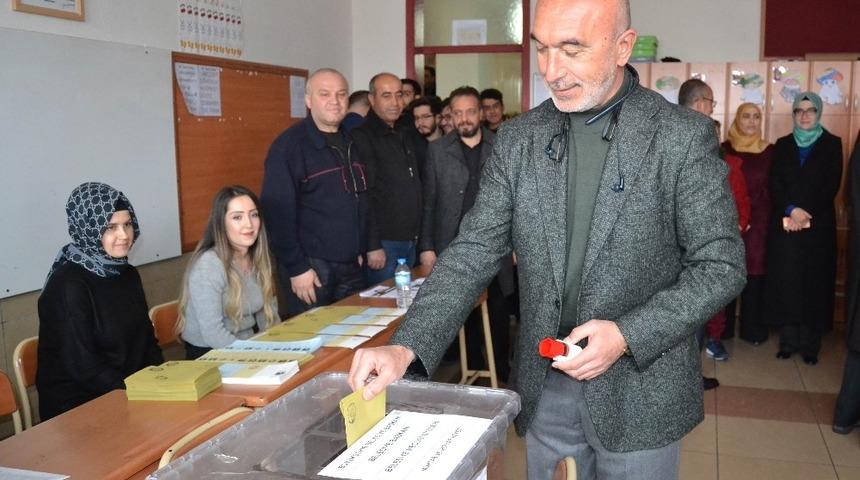 AK Parti Konya İl Başkanı Angı oyunu kullandı