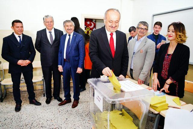 Belediye Başkan Adayı Tahsin Babaş, oyunu kullandı