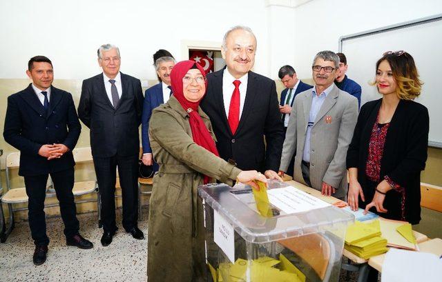 Belediye Başkan Adayı Tahsin Babaş, oyunu kullandı