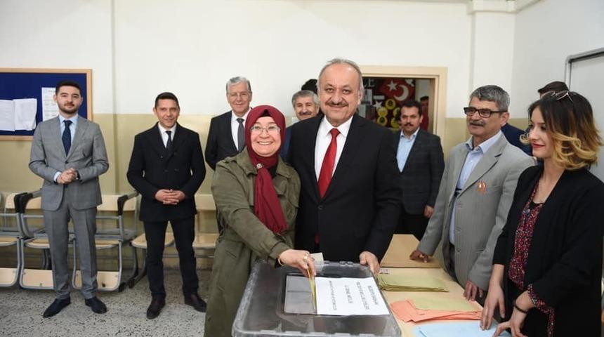 Belediye Başkan Adayı Tahsin Babaş, oyunu kullandı