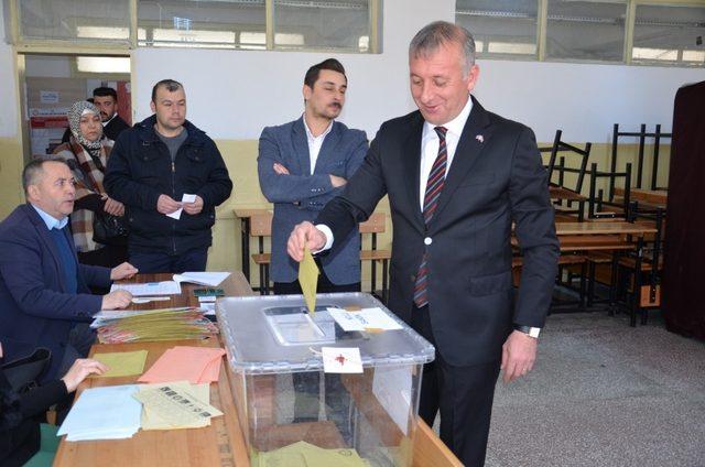 Başkan Aydın, oyunu kullandı