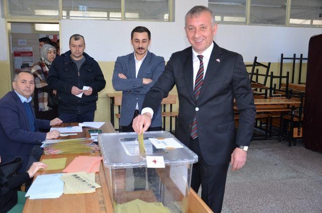 Başkan Aydın, oyunu kullandı