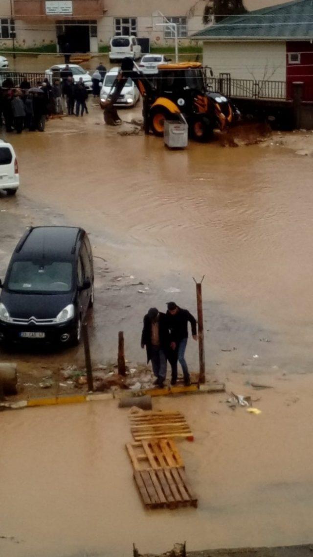 Su birikintisi içerisinden oy kullanmaya gittier