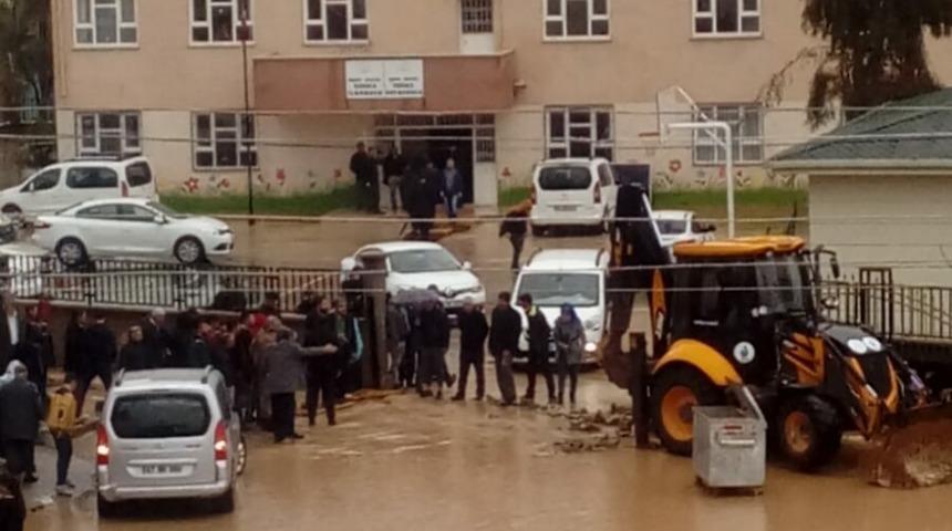 Su birikintisi i&ccedil;erisinden oy kullanmaya gittier