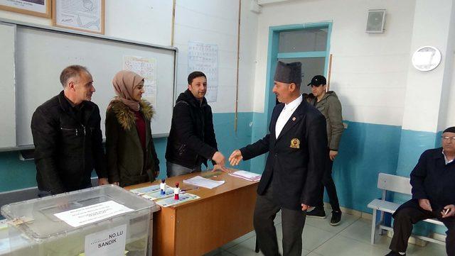 Kıbrıs gazisi üniformasını giyip oy kullandı