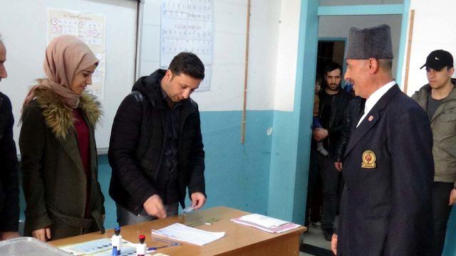 Kıbrıs gazisi üniformasını giyip oy kullandı