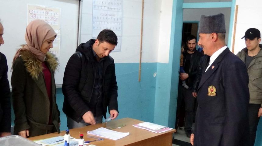 Kıbrıs gazisi üniformasını giyip oy kullandı