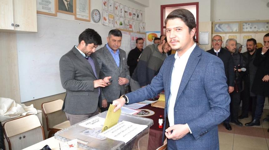 AK Partili başkan adayları, milletvekilleri oylarını kullandı