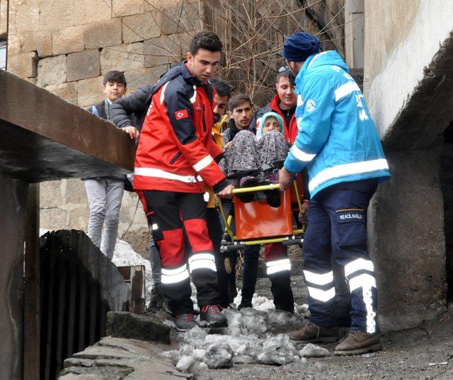 Van ve Bitlis'te engelli ve yaşlılar ambulanslarla sandığa gitti