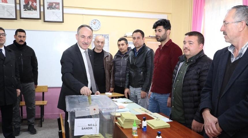 Kırıkkale’de siyasiler oylarını kullandı