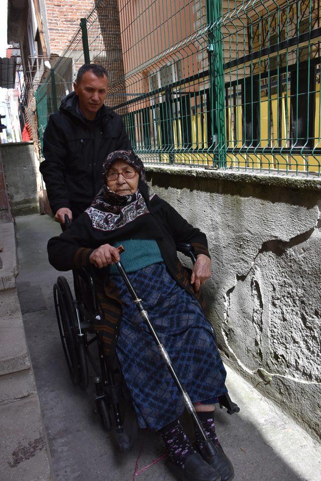 Balıkesir'de 90 yaşındaki kadın, oyunu ekiplerin yardımıyla kullandı