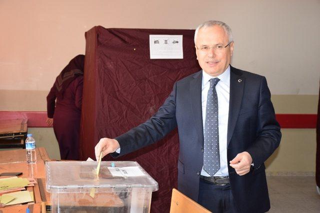 AK Parti teşkilatı oylarını kullandı