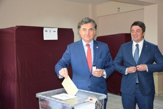 AK Parti teşkilatı oylarını kullandı