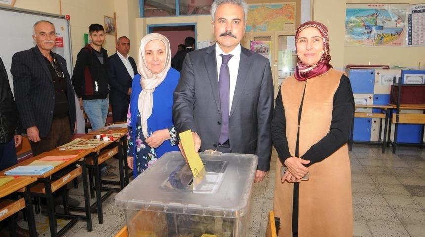 AK Parti teşkilatı oylarını kullandı