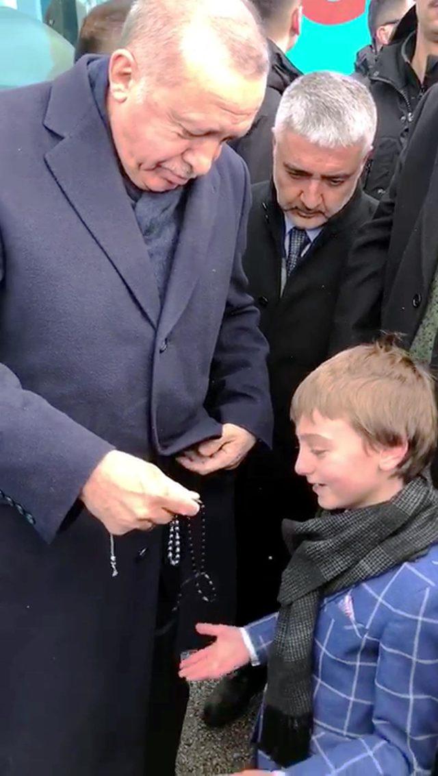 Erdoğan'ın tespihini hediye ettiği minik Atabey'in babası son yolculuğuna uğurlandı