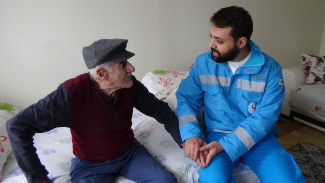Hastalar, ambulansla sandık başına taşındı