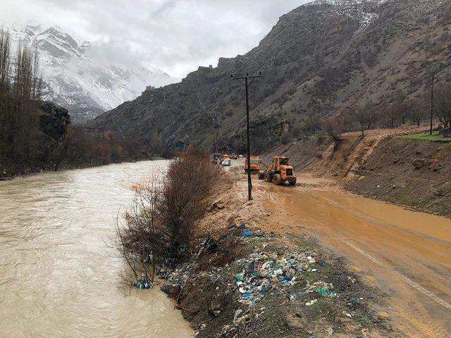 Çığ ve heyelan, Hakkari-Şırnak karayolunu kapattı