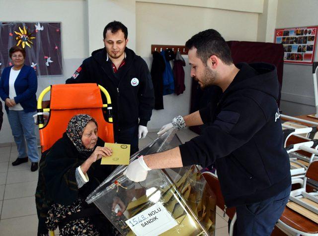 Oy kullanmaya ambulansla götürüldü