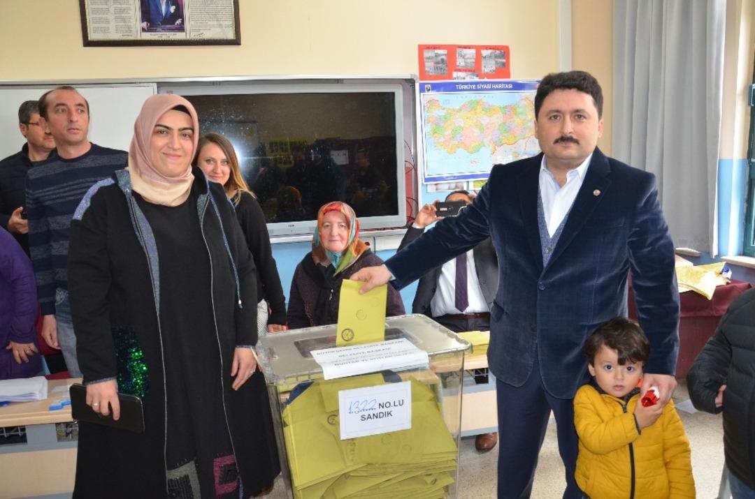 Balıkesir B&uuml;y&uuml;kşehir ve il&ccedil;e belediye başkanları oylarını kullandı