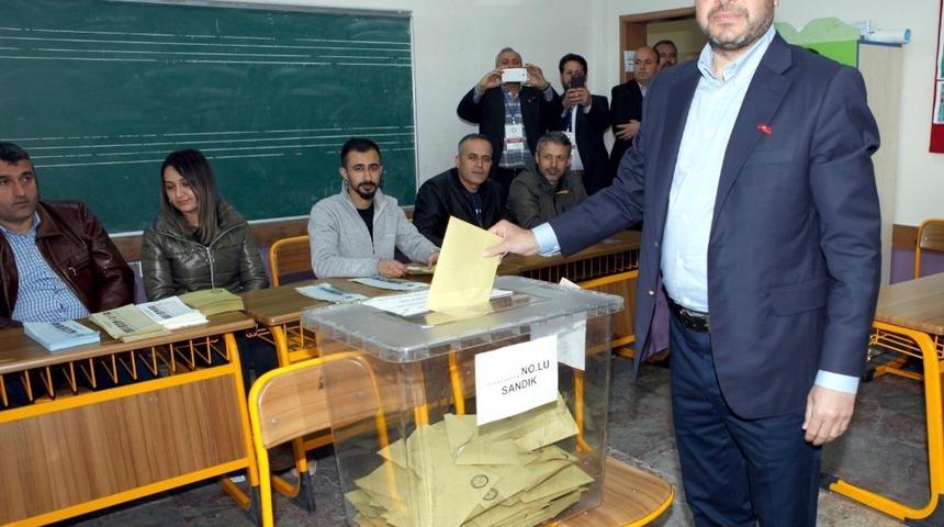 Fatih Mehmet Kocaispir, eşiyle oy kullandı