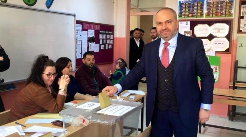 Siyasi partilerin il başkanları da oylarını kullandı