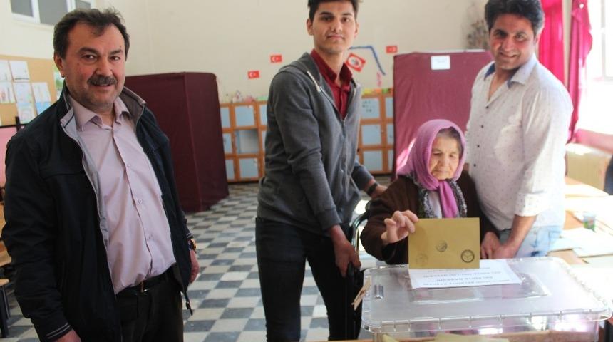 Yaşlı kadın sandalyeyle oy kullanmaya getirildi