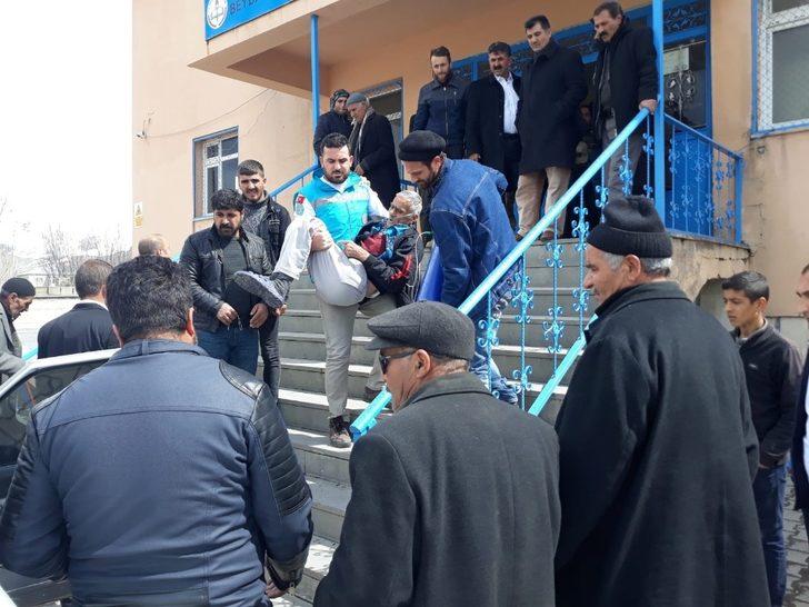 73 yaşındaki adam oy kullanmaya ambulans ile getirildi G1