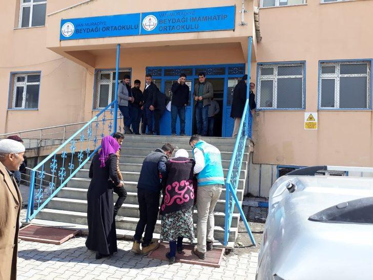 73 yaşındaki adam oy kullanmaya ambulans ile getirildi G3