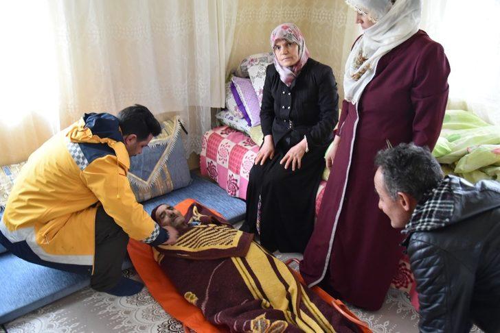 73 yaşındaki adam oy kullanmaya ambulans ile getirildi G4