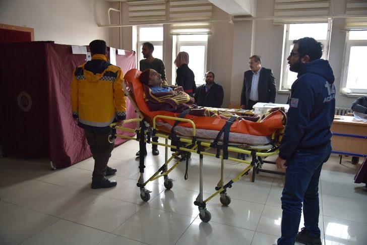 73 yaşındaki adam oy kullanmaya ambulans ile getirildi G5