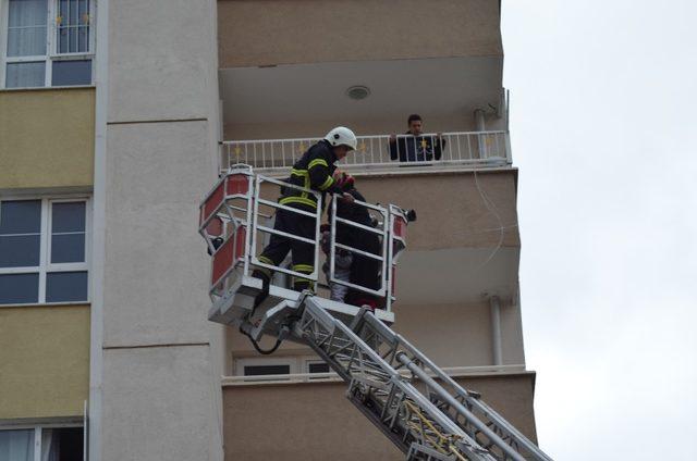 Apartmanın elektrik panosu yandı: Dumandan etkilenen 8 kişi hastanelik oldu