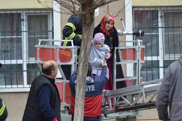 Apartmanın elektrik panosu yandı: Dumandan etkilenen 8 kişi hastanelik oldu