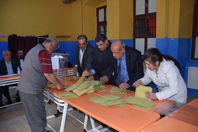 İzmir'de oy sayımı başladı