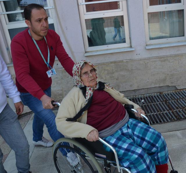 Ambulansla oy vereceği okula taşındı