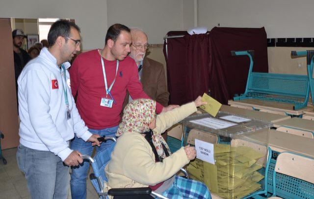 Ambulansla oy vereceği okula taşındı