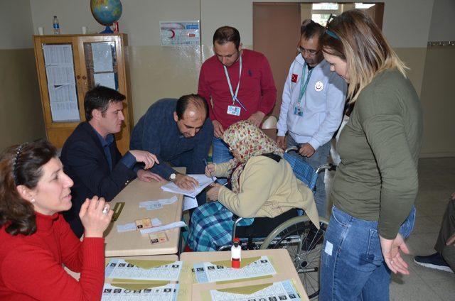 Ambulansla oy vereceği okula taşındı