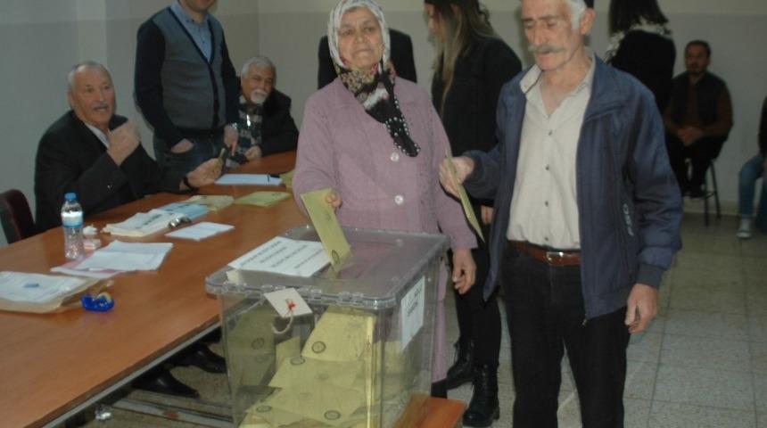 Yaşlı &ccedil;ift sandık başına yalın ayak gitti