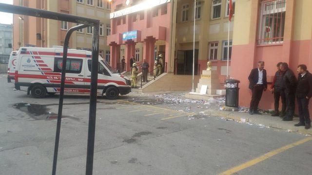 Esenyurt'ta okulda yangın çıktı: Oy sayımına ara verildi (1)