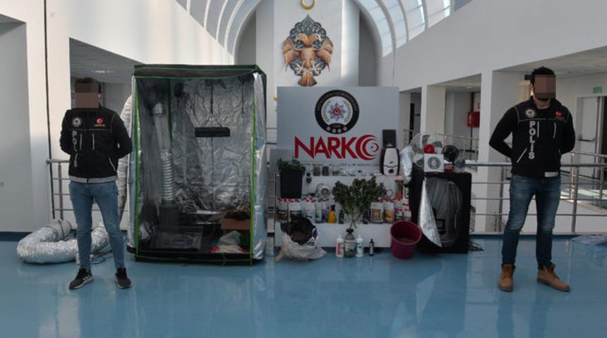 Adana'da 5 dil bilen bilgisayar yazılımcısının evinden çıkanlar polisi bile şaşırttı