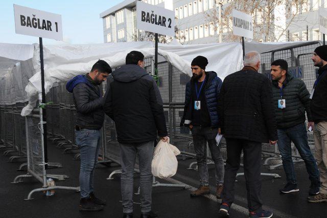 Diyarbakır'da sayılan oylar, seçim kurullarına götürülüyor