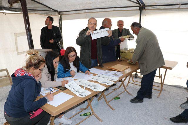 Depremzedeler oylarını çadırlarda kullanıyor (2)