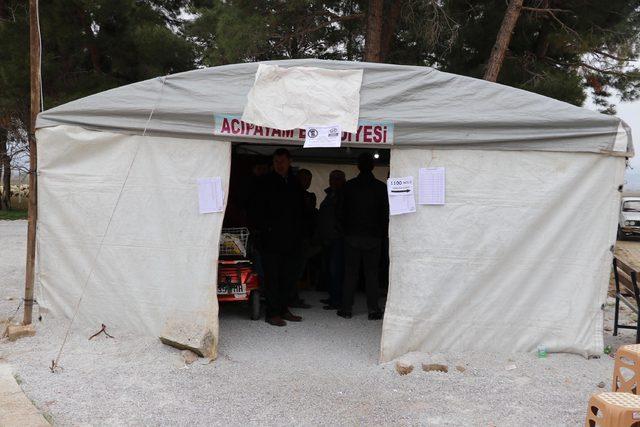 Depremzedeler oylarını çadırlarda kullanıyor (2)