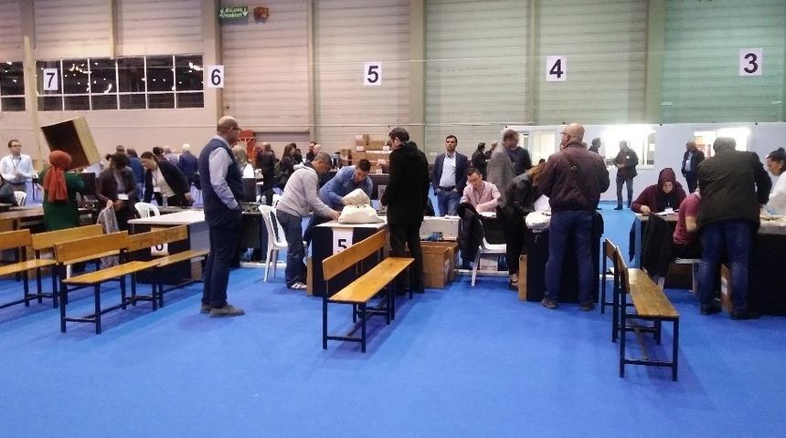 İzmir’de oylar seçim kurullarına gelmeye başladı