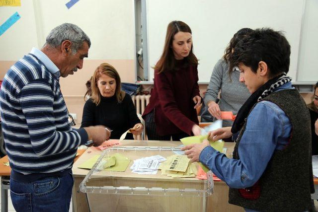 Tunceli’de komünist başkan kazandı