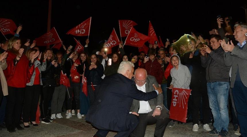 G&uuml;r&uuml;n ve G&uuml;m&uuml;ş meydanda Zeybek oynadı