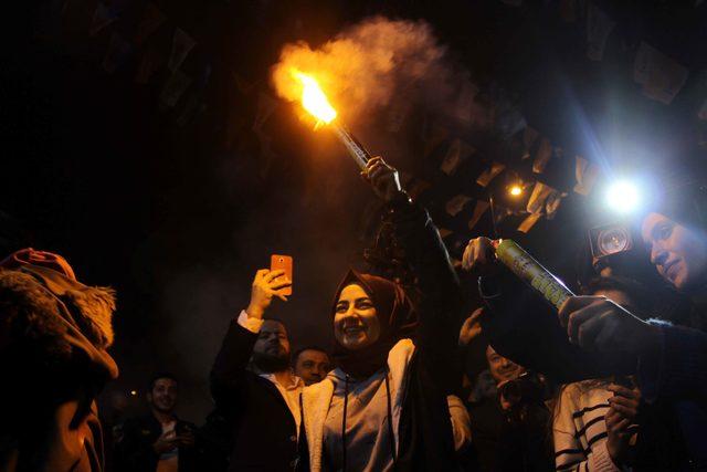 Gaziantep'te AK Parti'liler davullu zurnalı kutlama yaptı