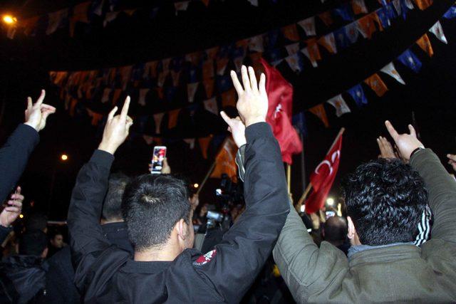 Gaziantep'te AK Parti'liler davullu zurnalı kutlama yaptı