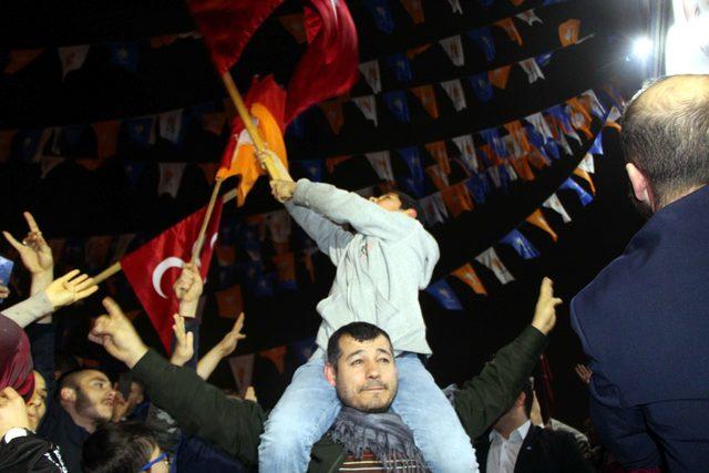 Gaziantep'te AK Parti'liler davullu zurnalı kutlama yaptı